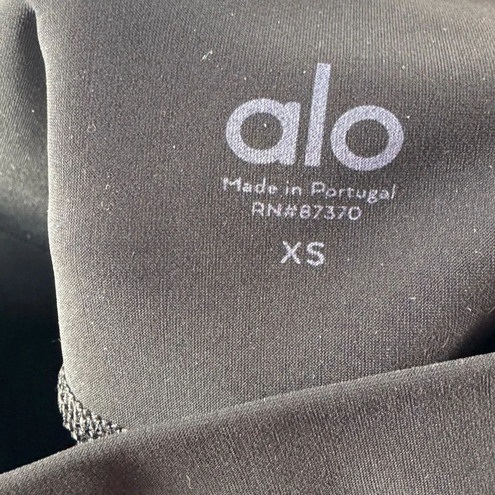Alo Yoga High Waisted Ripped Warrior Legging in Black Size Extra‎ Small